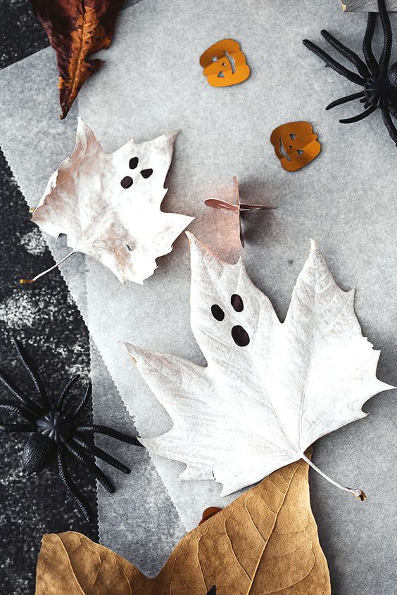 Enfant Garçon Avec Des Feuilles D'automne Enfant Mignon En Pull